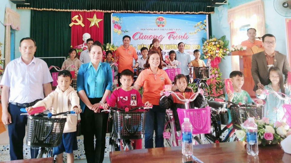 Hội Nông dân thị xã Điện Bàn tặng xe đạp cho học sinh Trường Phổ thông Dân tộc bán trú tiểu học liên xã Đắc Pring - Đắc Pre. Ảnh: Q.H
