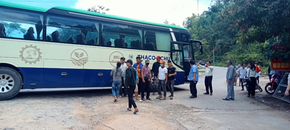 Nam Giang tiếp tục đưa 25 lao động đi làm việc tại Nông trường THAGRICO tại Lào